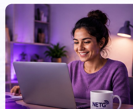 Pessoa trabalhando em home office com notebook